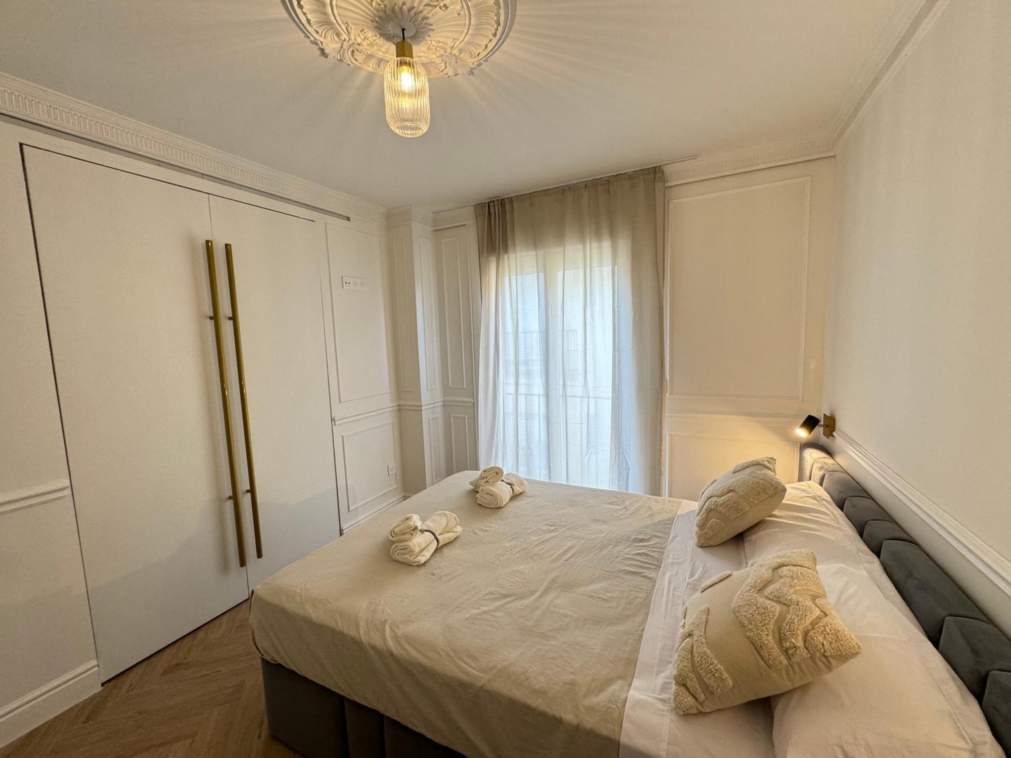 Luxury Cathedral Views In Apartament